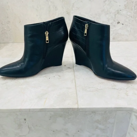 ANN TAYLOR {7.5} Black Leather Wedge Bootie Shoes Embossed "Lottie" - Picture 3 of 9
